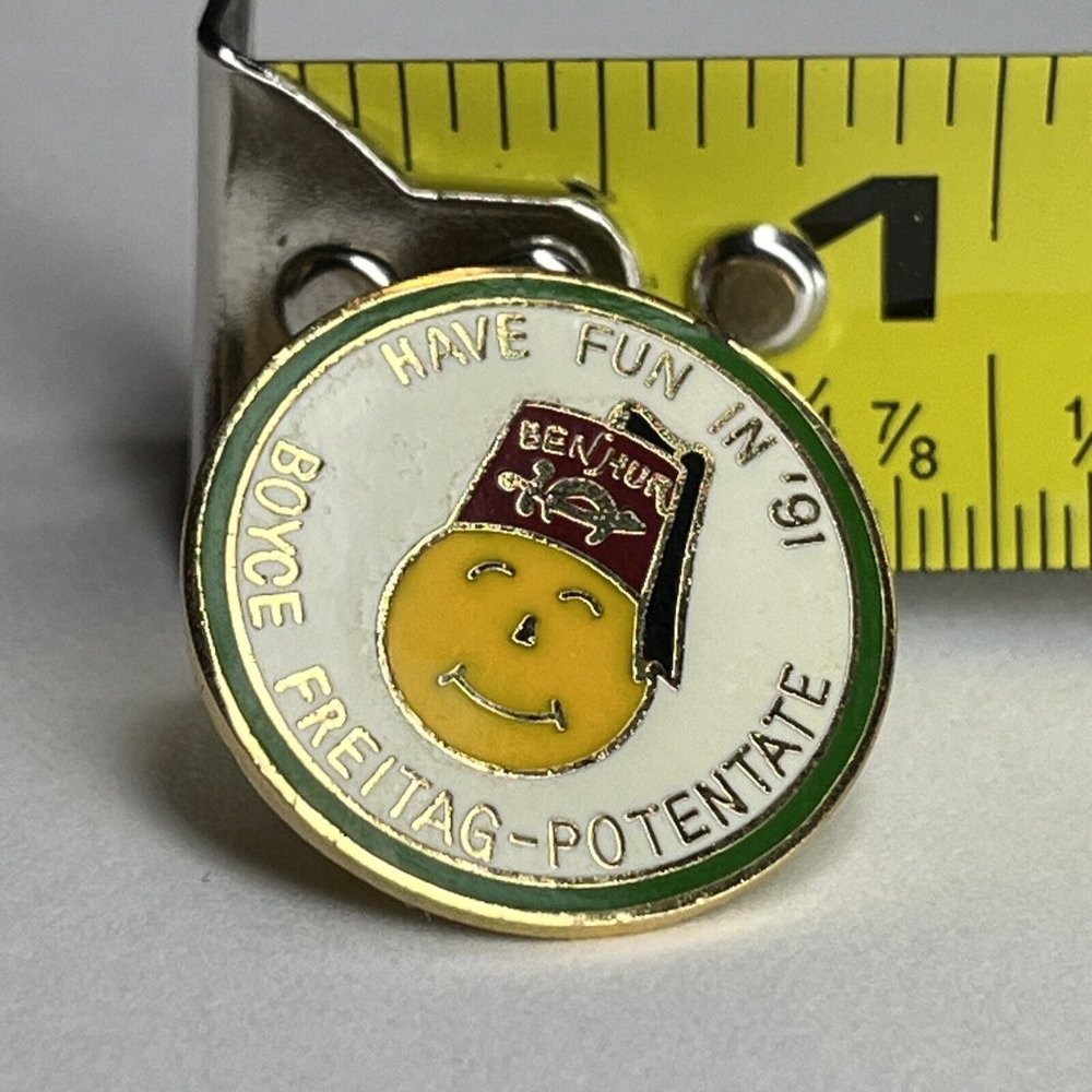Have Fun In Ben Hur Boyce Freitag-potentate Smiley Face Enamel Pin 1991 - Picture 4 of 4